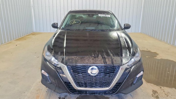 Nissan Altima  2021