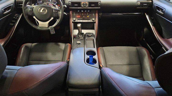 Lexus IS  2019