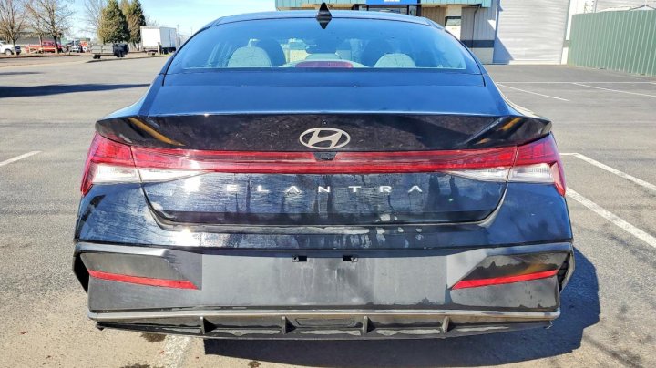 Hyundai Elantra  2025