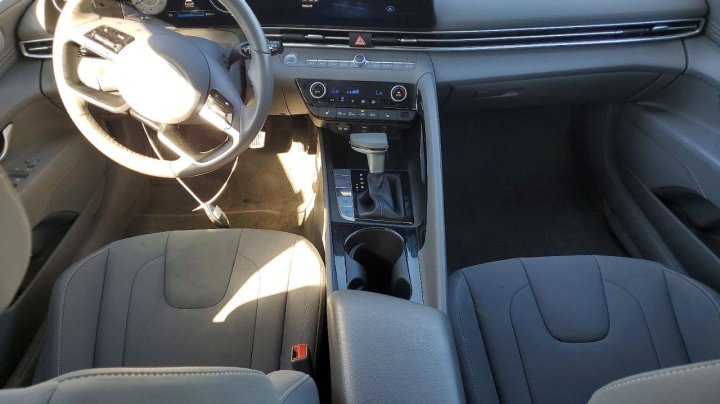 Hyundai Elantra  2025