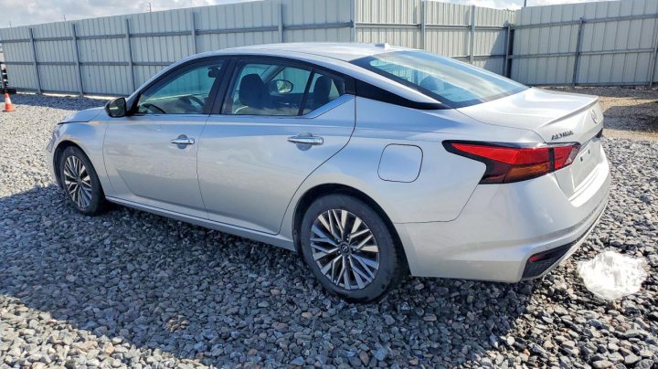 Nissan Altima  2024