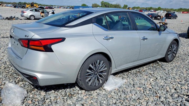 Nissan Altima  2024