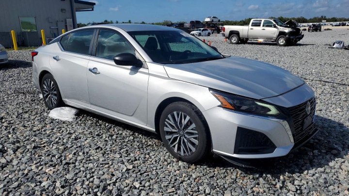 Nissan Altima  2024