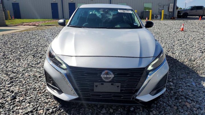 Nissan Altima  2024