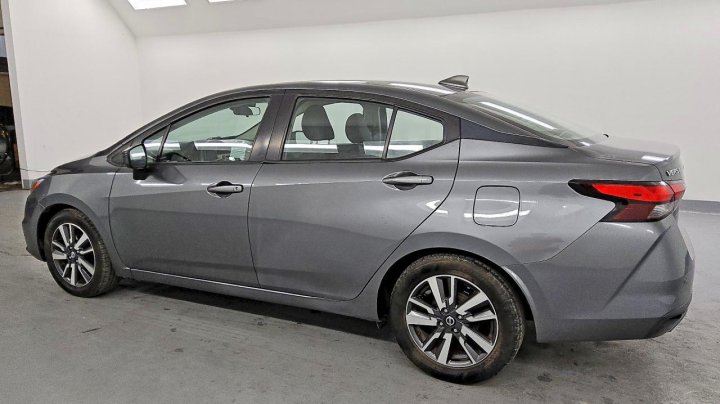 Nissan Versa  2021