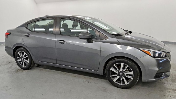 Nissan Versa  2021