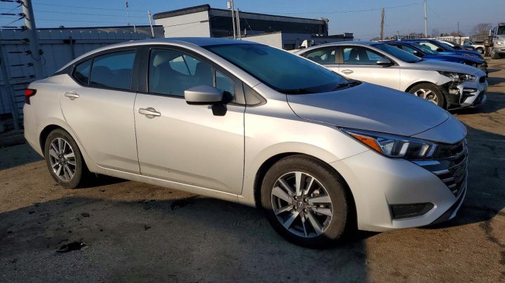 Nissan Versa  2023