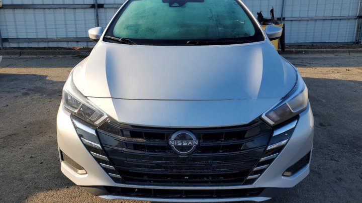 Nissan Versa  2023