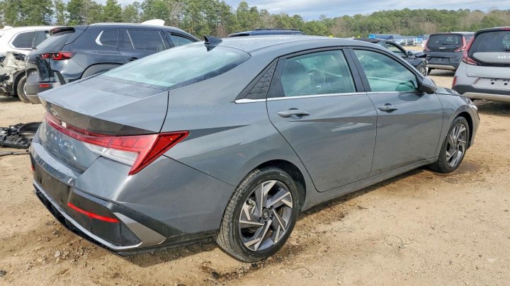 Hyundai Elantra  2025