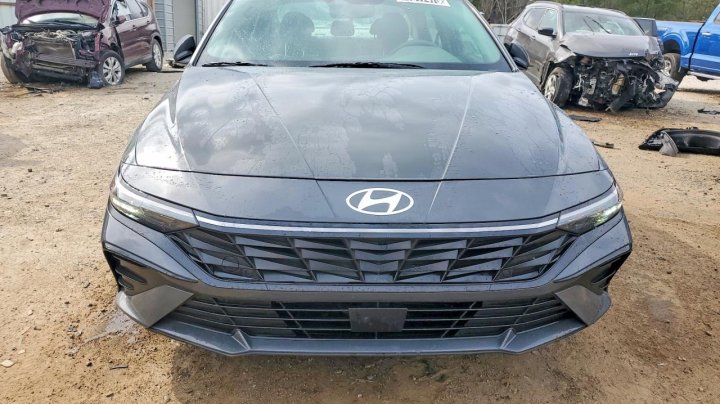 Hyundai Elantra  2025
