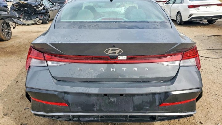 Hyundai Elantra  2025