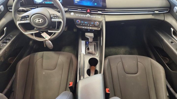 Hyundai Elantra  2024