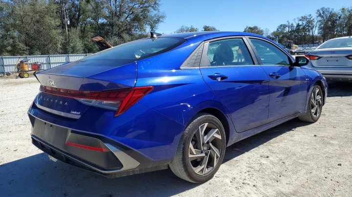 Hyundai Elantra  2025