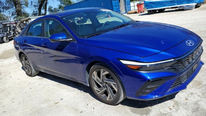 Hyundai Elantra  2025