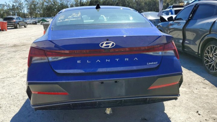 Hyundai Elantra  2025