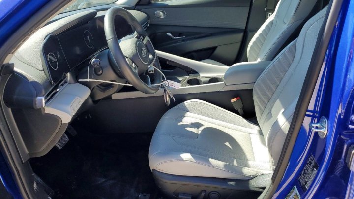 Hyundai Elantra  2025