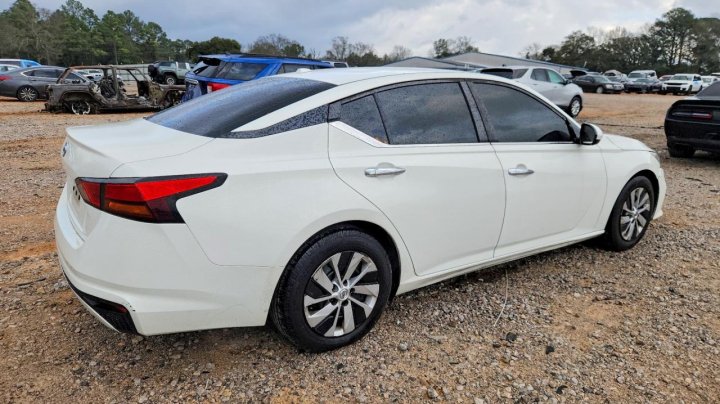 Nissan Altima  2020