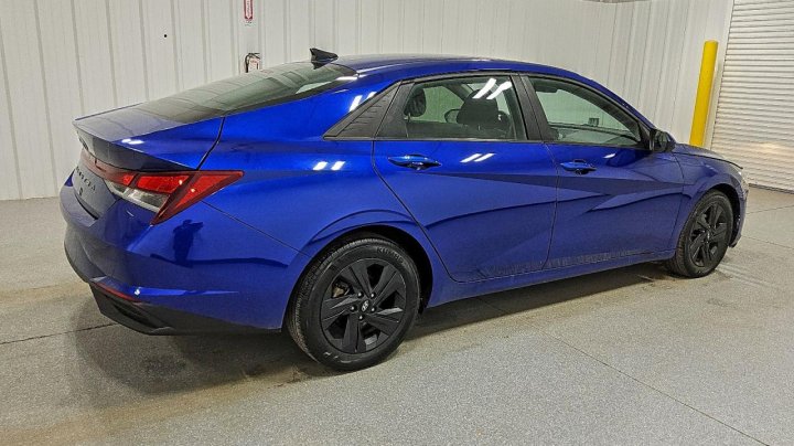 Hyundai Elantra  2021