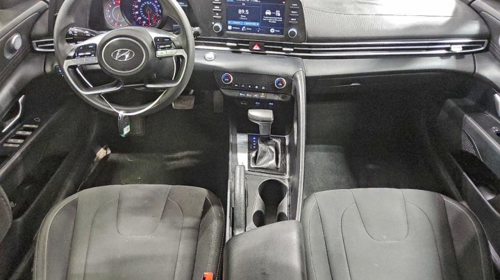 Hyundai Elantra  2021