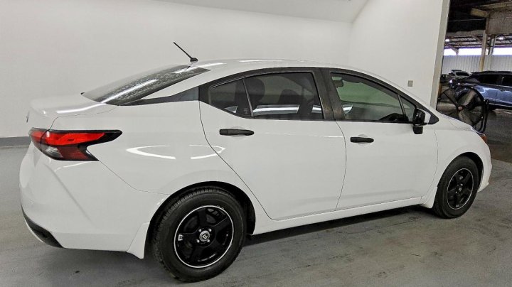 Nissan Versa  2020