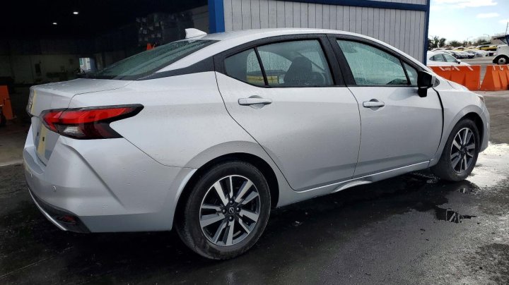 Nissan Versa  2025