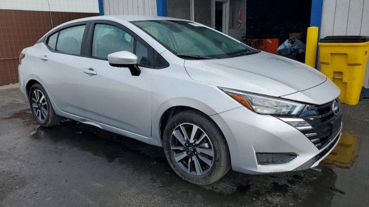 Nissan Versa  2025