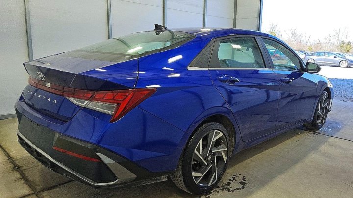 Hyundai Elantra  2025