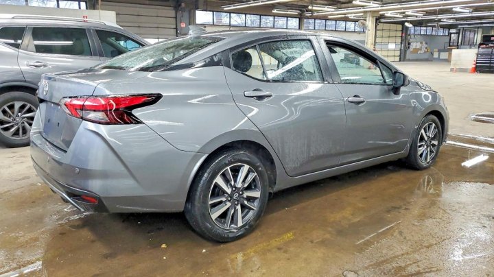 Nissan Versa  2025