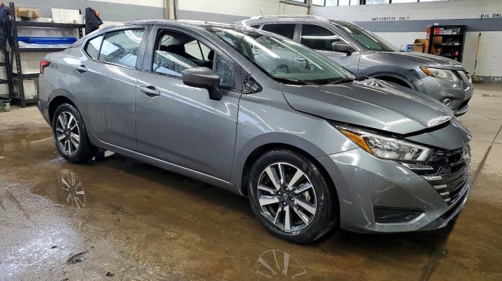 Nissan Versa  2025