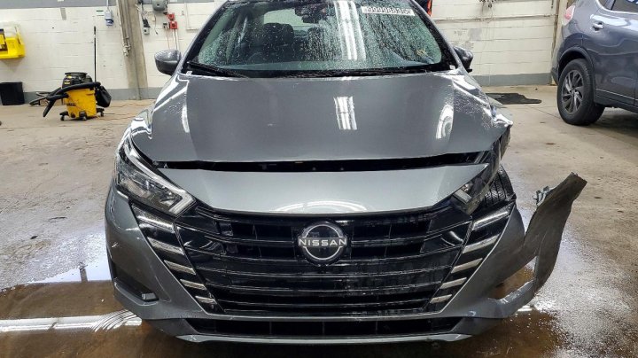 Nissan Versa  2025