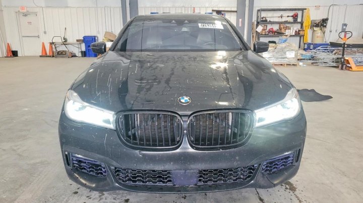 BMW 750  2017