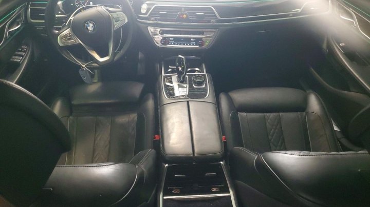 BMW 750  2017