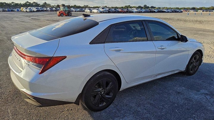 Hyundai Elantra  2023