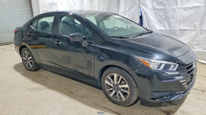 Nissan Versa  2023