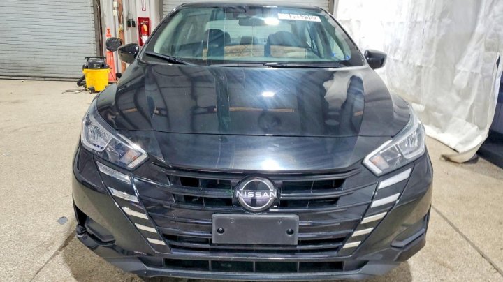 Nissan Versa  2023