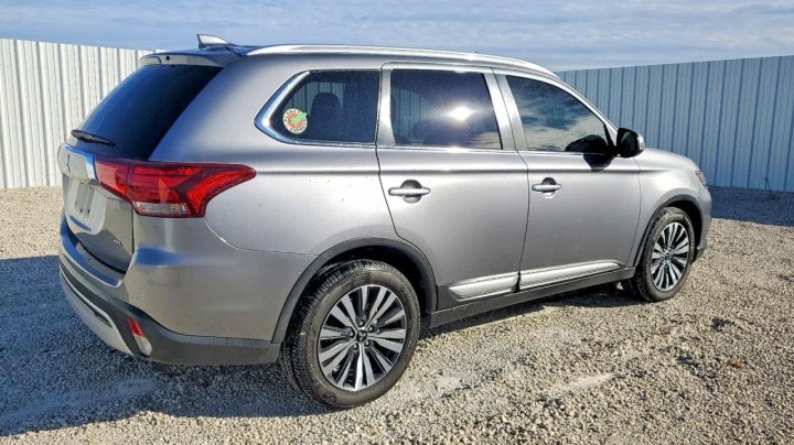 Mitsubishi Outlander  2020