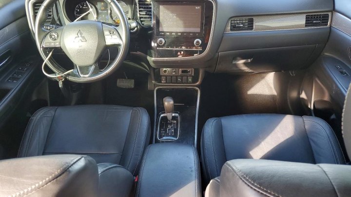 Mitsubishi Outlander  2020