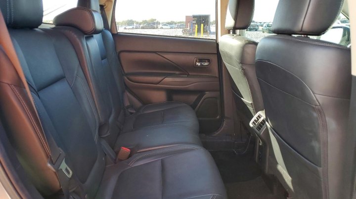 Mitsubishi Outlander  2020