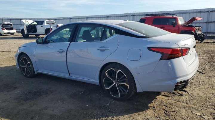 Nissan Altima  2024