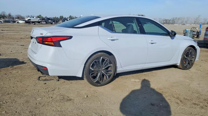 Nissan Altima  2024