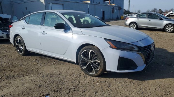 Nissan Altima  2024