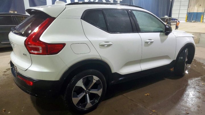 Volvo XC40  2023