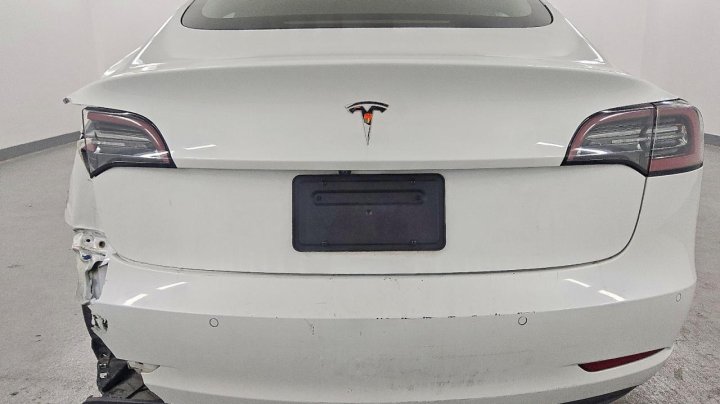 Tesla Model 3  2022