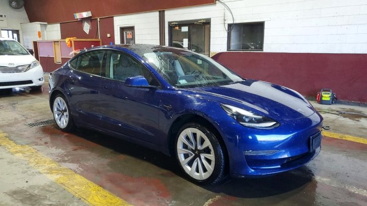 Tesla Model 3  2022