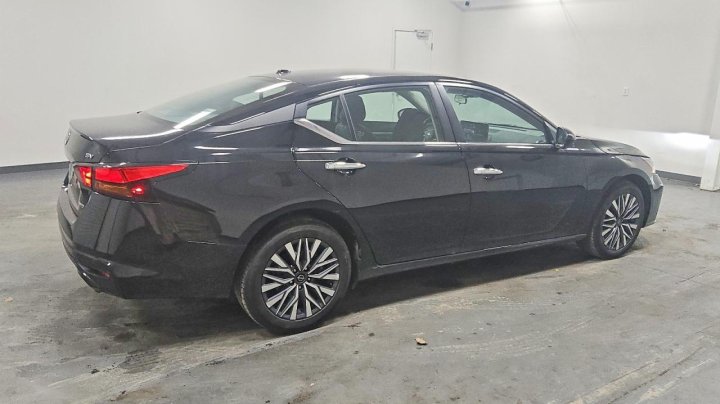 Nissan Altima  2023