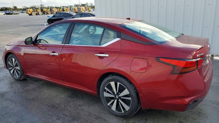 Nissan Altima  2021