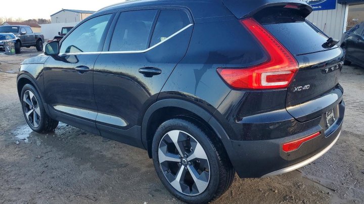 Volvo XC40  2025