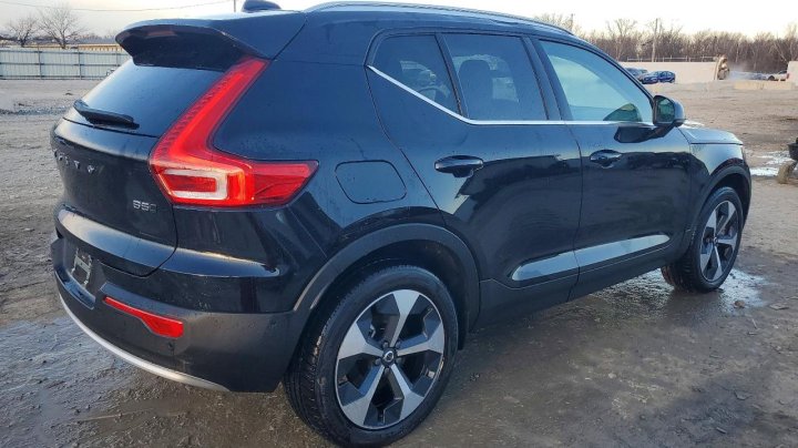 Volvo XC40  2025
