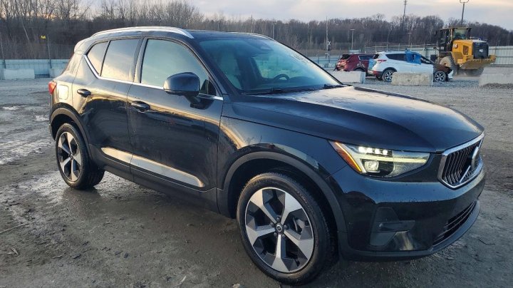 Volvo XC40  2025