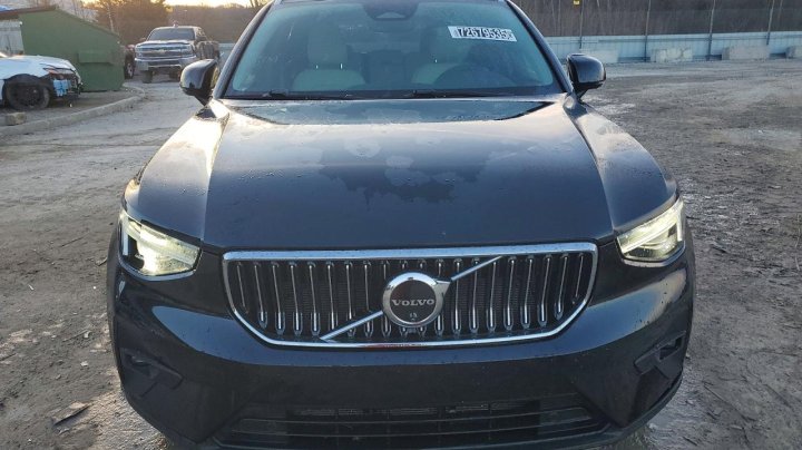 Volvo XC40  2025